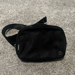 lululemon everywhere belt bag 2L BLACK